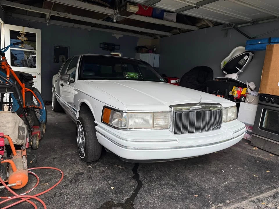 1992 Lincoln Town Car - Image 2 of 19