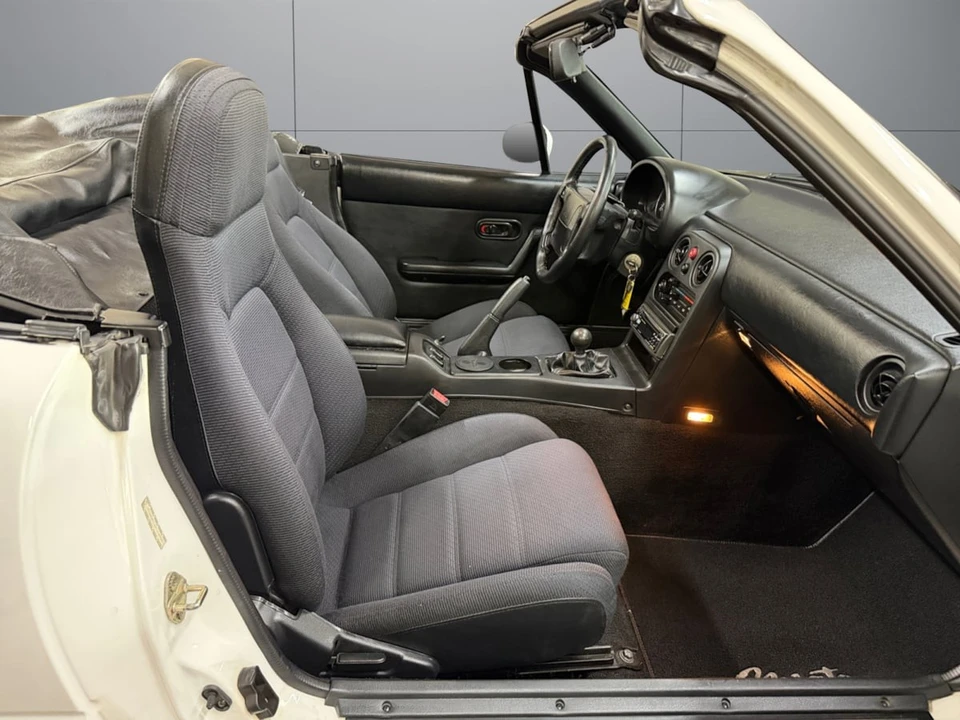 1992 Mazda NA MX-5 Miata - Image 17 of 25