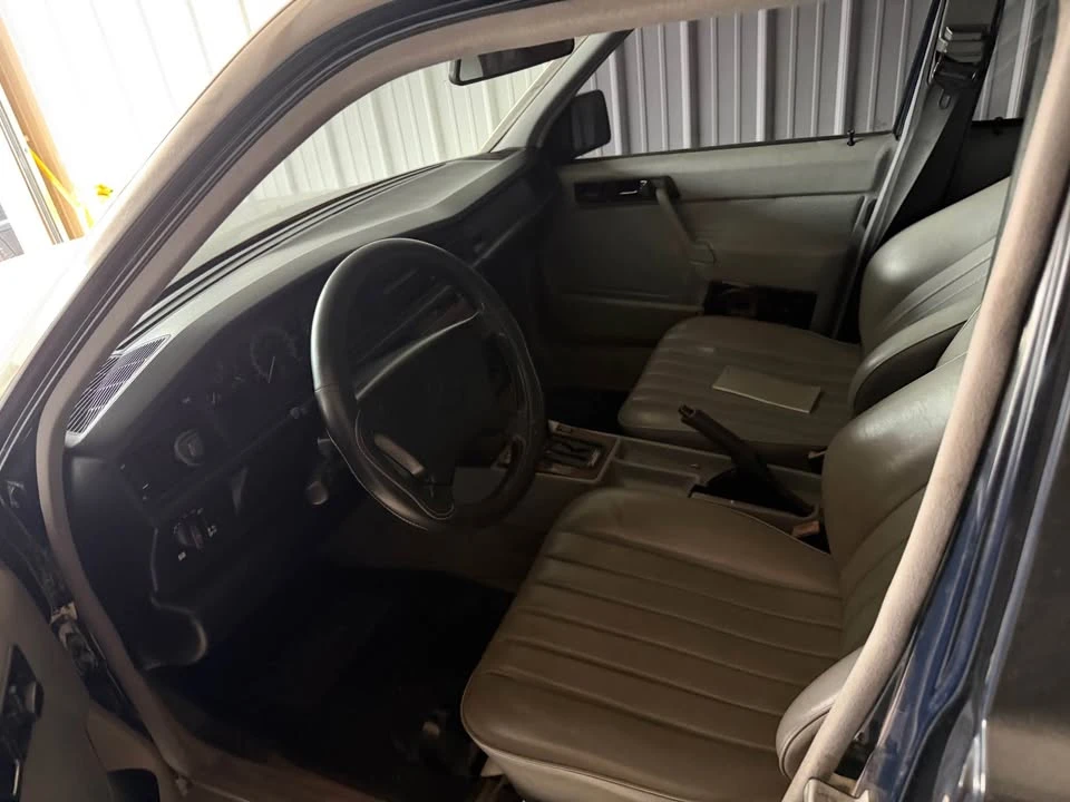 1992 Mercedes-Benz 190E - Image 4 of 13