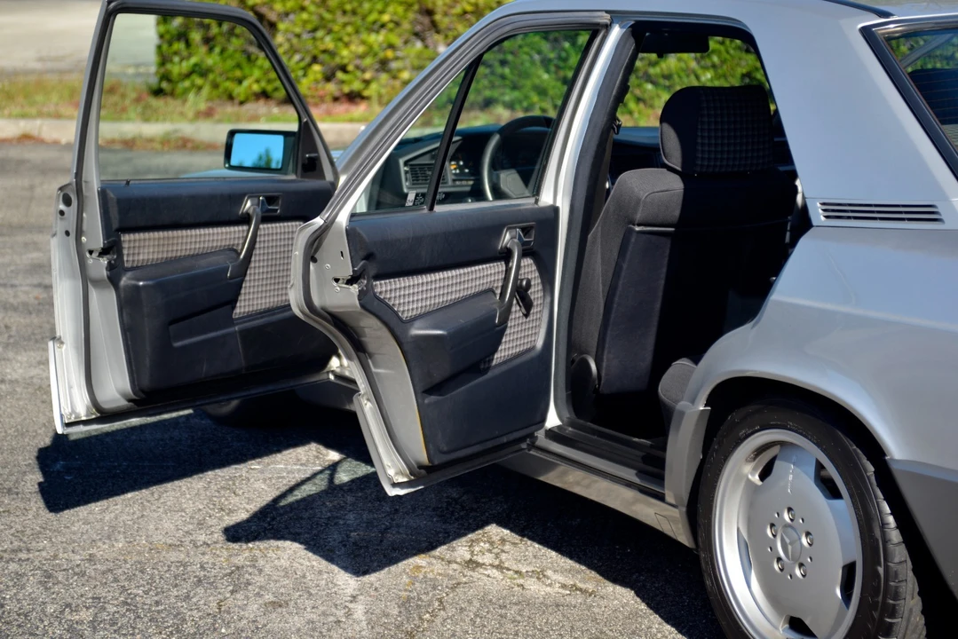 1992 Mercedes-Benz 190E - Image 19 of 21