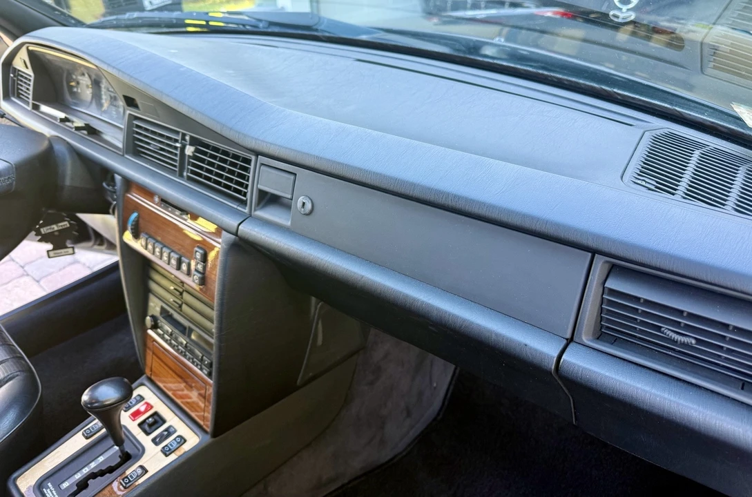 1992 Mercedes-Benz 190E - Image 9 of 17