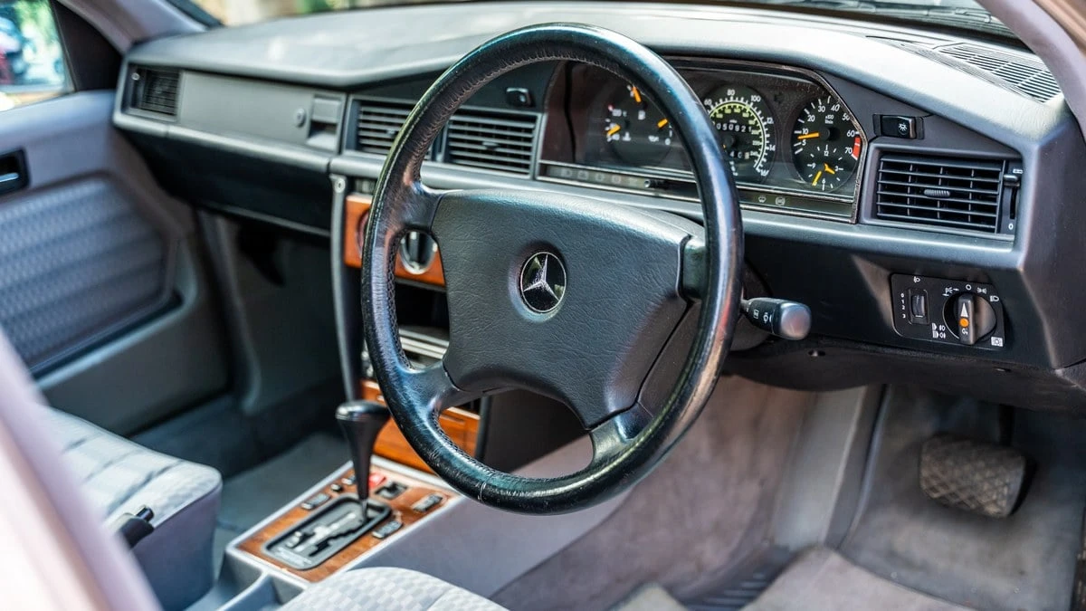 1992 Mercedes-Benz 190E - Image 23 of 30