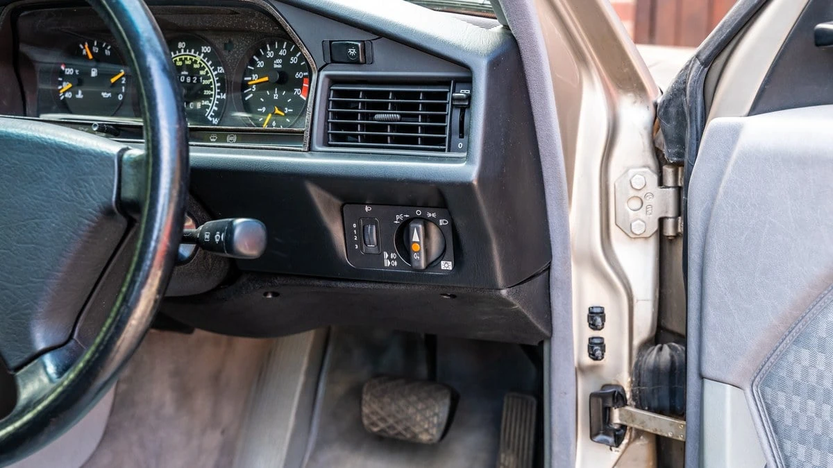 1992 Mercedes-Benz 190E - Image 26 of 30