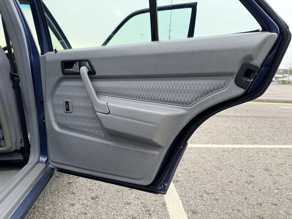 1992 Mercedes-Benz 190E - Image 22 of 30
