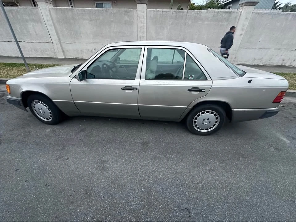 1992 Mercedes-Benz W124 E-Class - Image 2 of 8