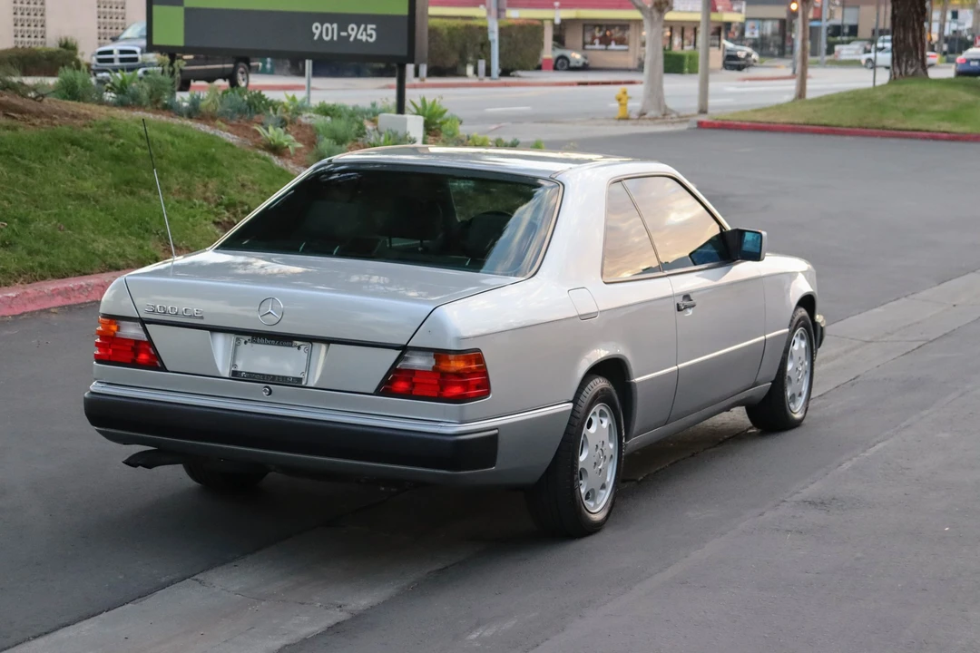 1992 Mercedes-Benz W124 E-Class - Image 14 of 31
