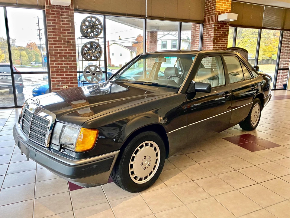 1992 Mercedes-Benz W124 E-Class - Image 2 of 31