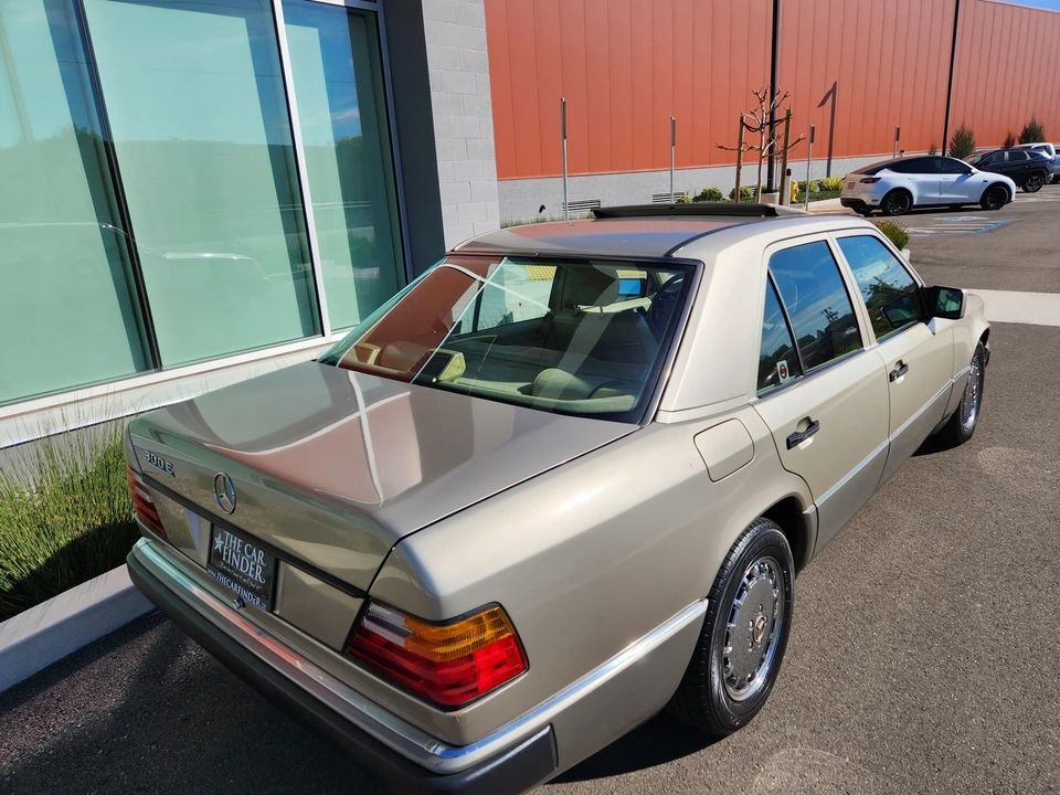 1992 Mercedes-Benz W124 E-Class - Image 18 of 31