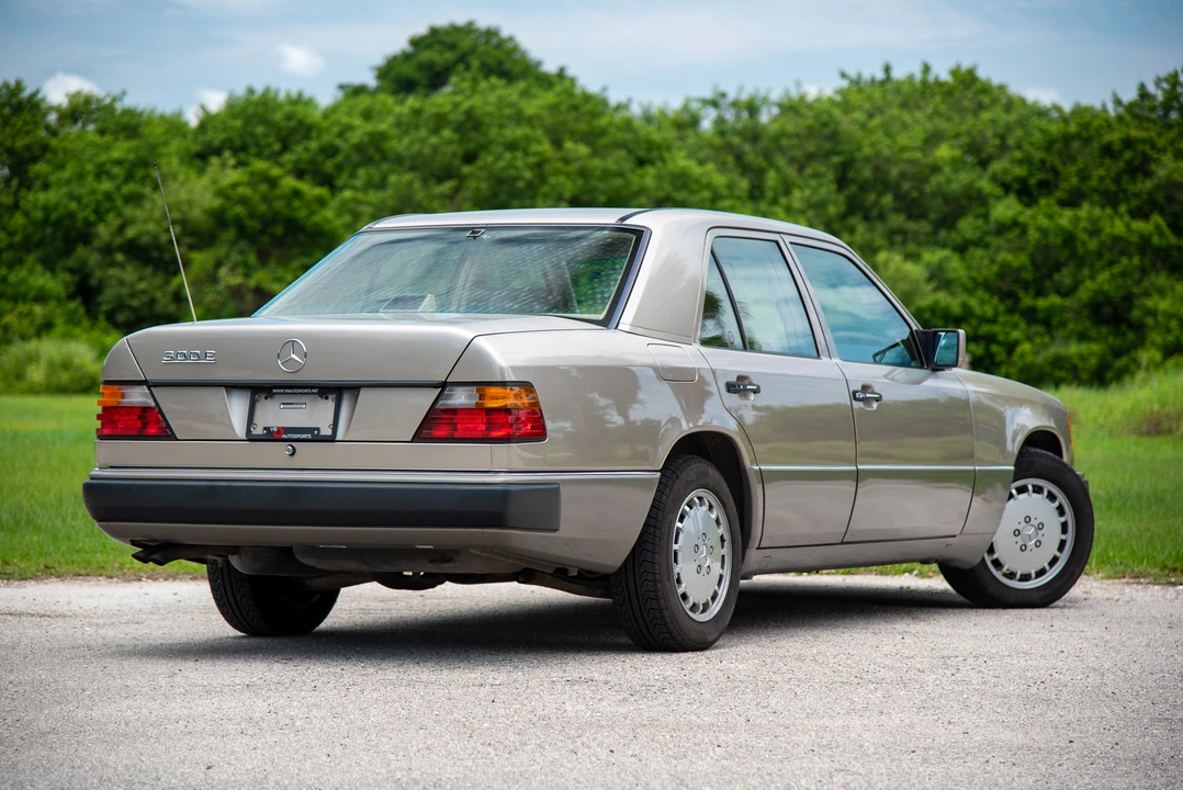 1992 Mercedes-Benz W124 E-Class - Image 10 of 31