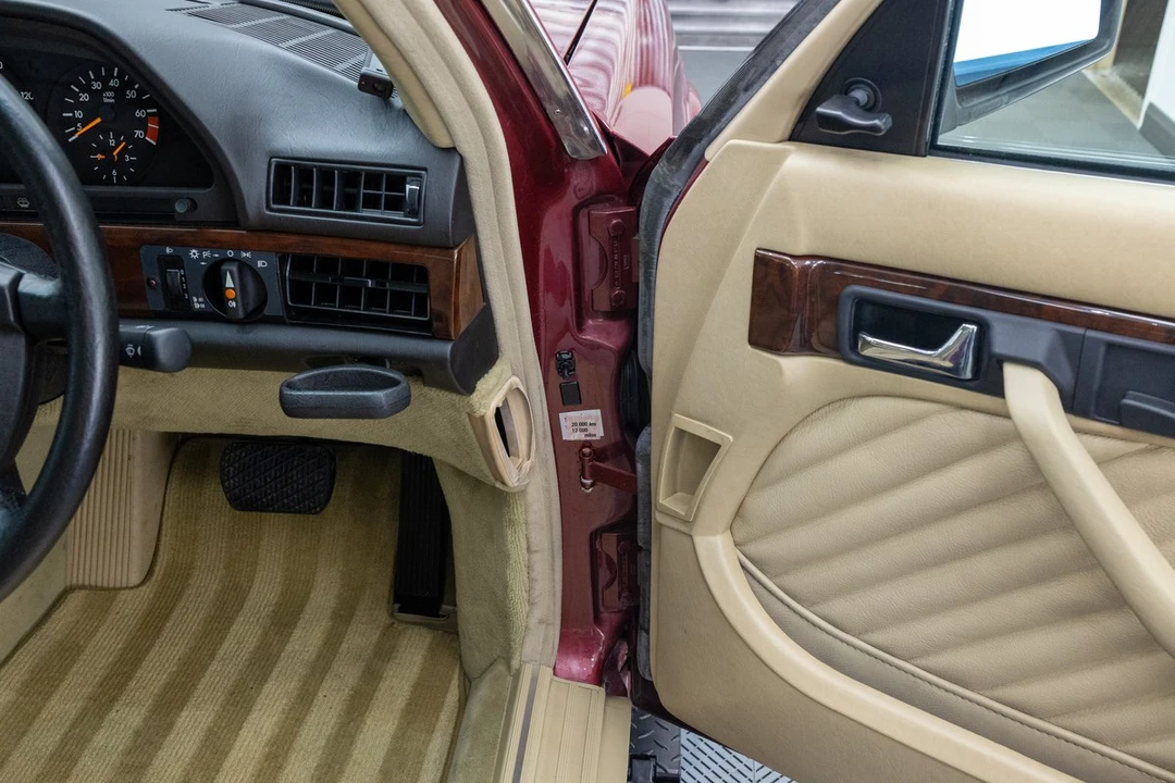1992 Mercedes-Benz W126 S-Class Sedan - Image 28 of 30