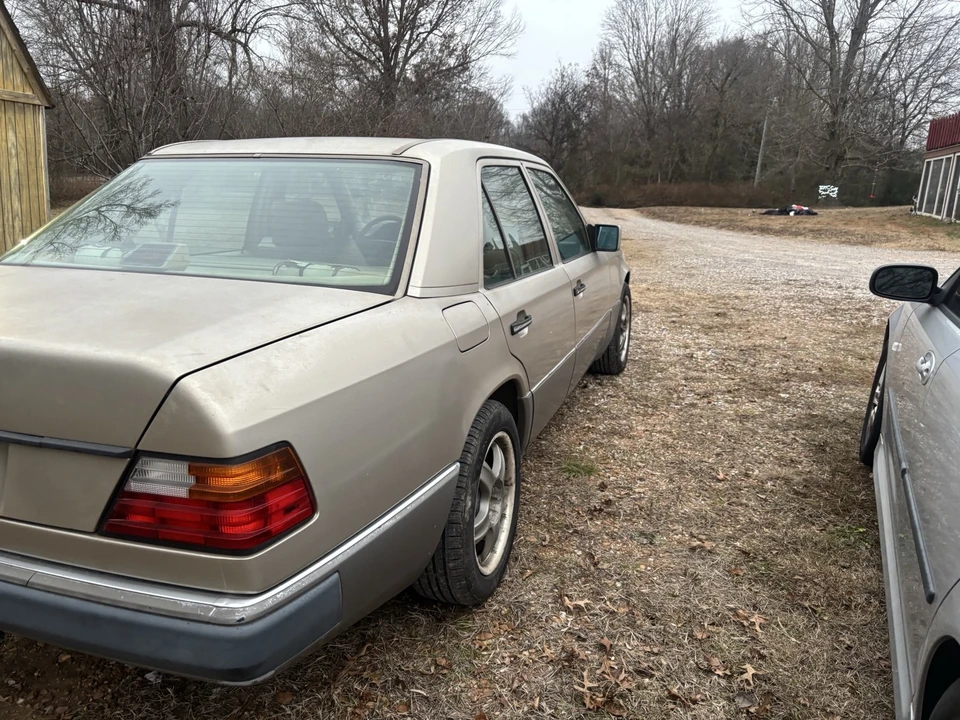 1992 Mercedes-Benz W124 E-Class - Image 3 of 11