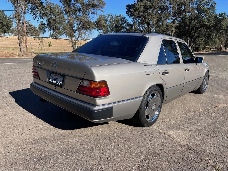 1992 Mercedes-Benz W124 E-Class - Image 10 of 31