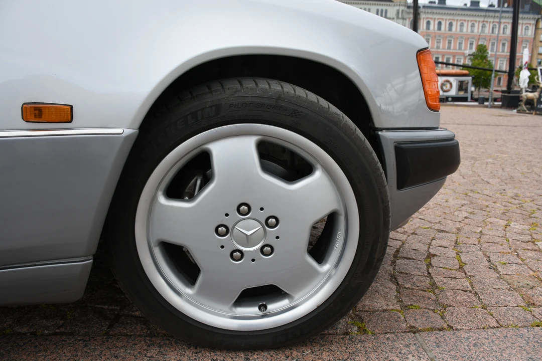 1992 Mercedes-Benz W124 E-Class - Image 11 of 31