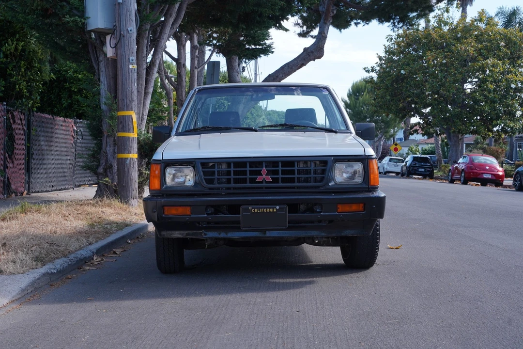 1992 Mitsubishi Triton 2nd Gen - Image 2 of 31