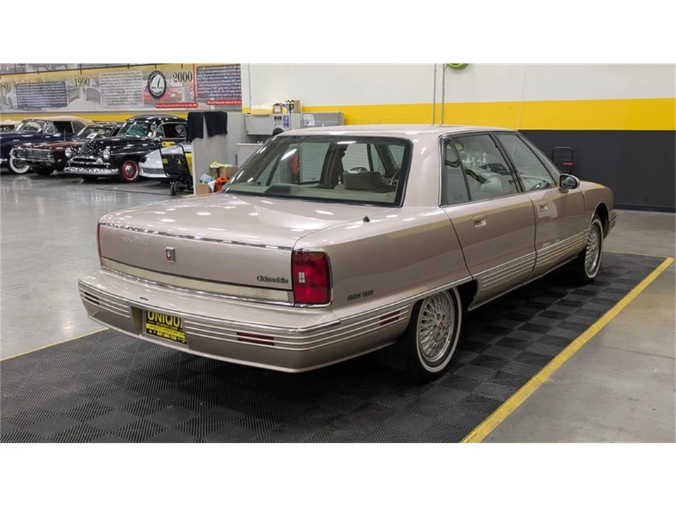 1992 Oldsmobile 98 - Image 3 of 10