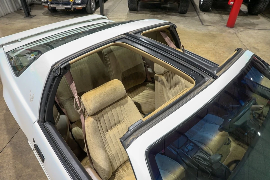 1992 Pontiac Firebird 3rd Gen - Image 20 of 31