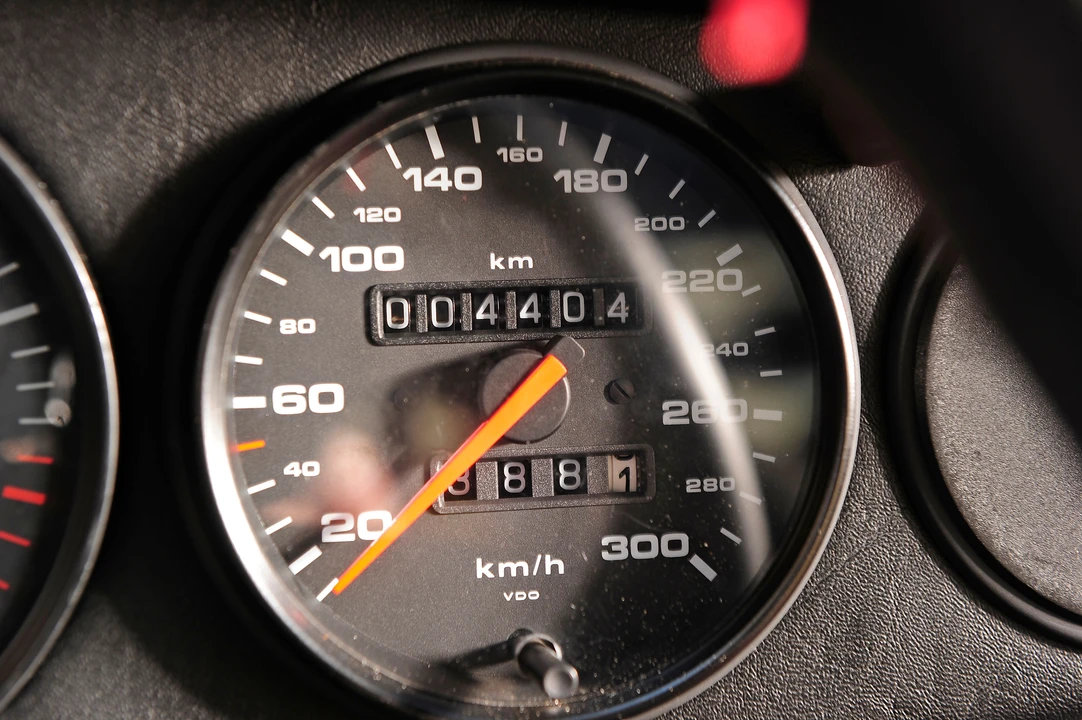1992 Porsche 964 Carrera 4 - Image 6 of 8