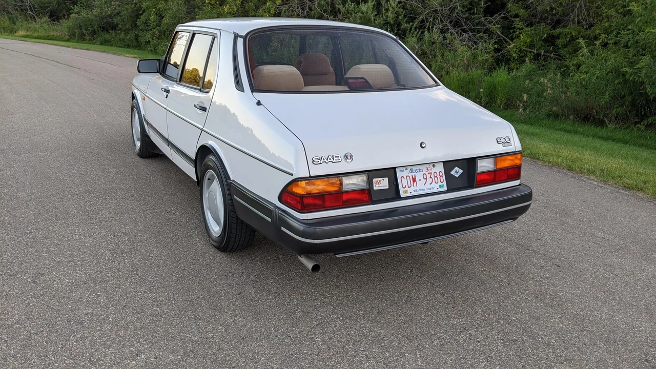 1992 Saab 900 1st Gen - Image 9 of 31