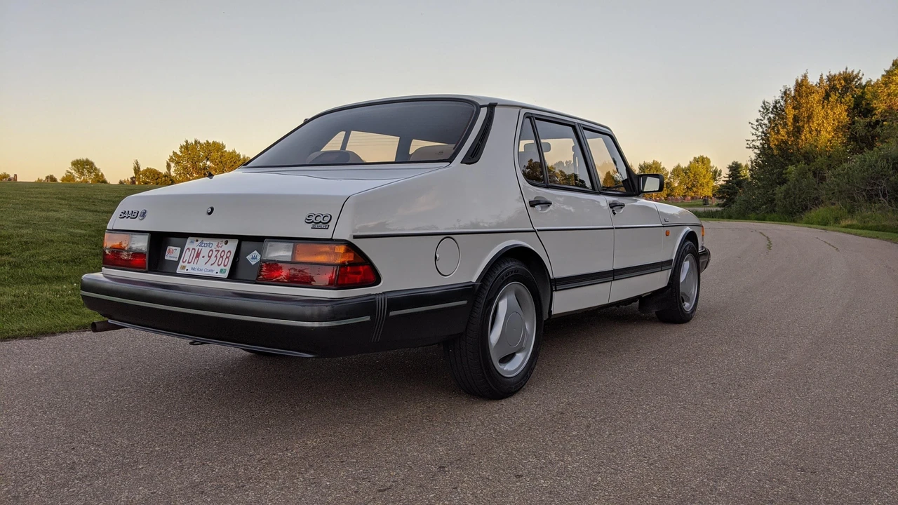 1992 Saab 900 1st Gen - Image 11 of 31