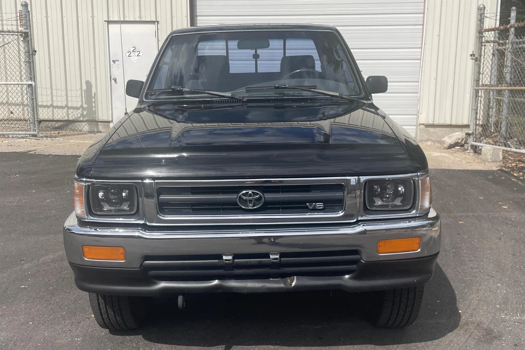 1992 Toyota Hilux 5th Gen - Image 2 of 31