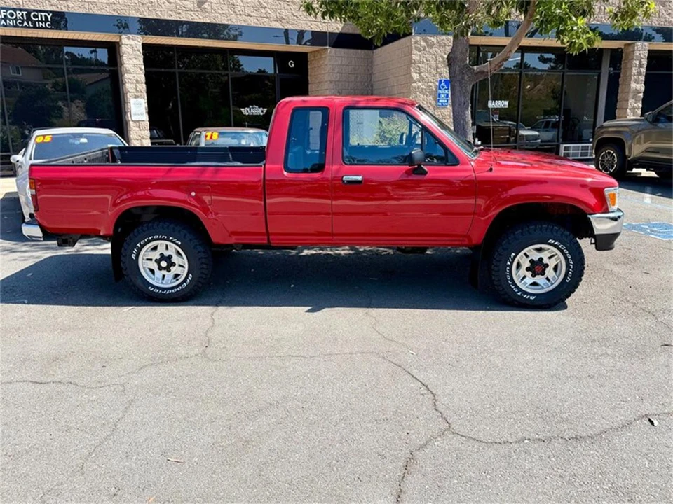 1992 Toyota Tacoma - Image 5 of 31