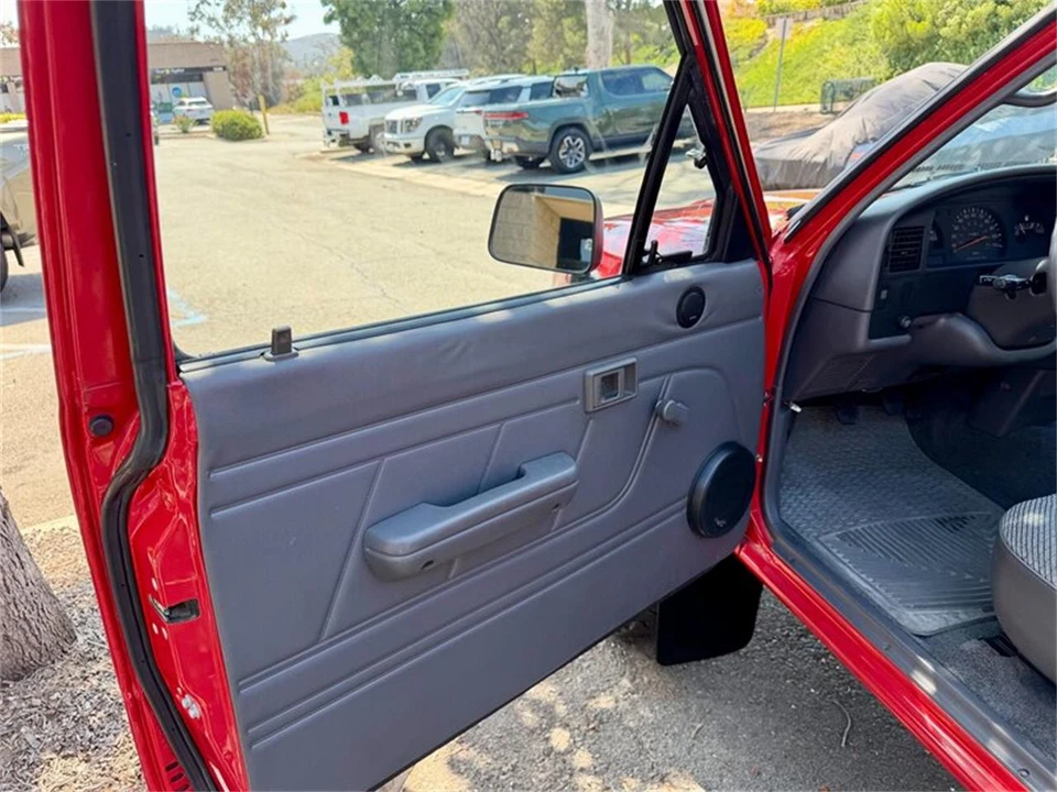1992 Toyota Tacoma - Image 20 of 31