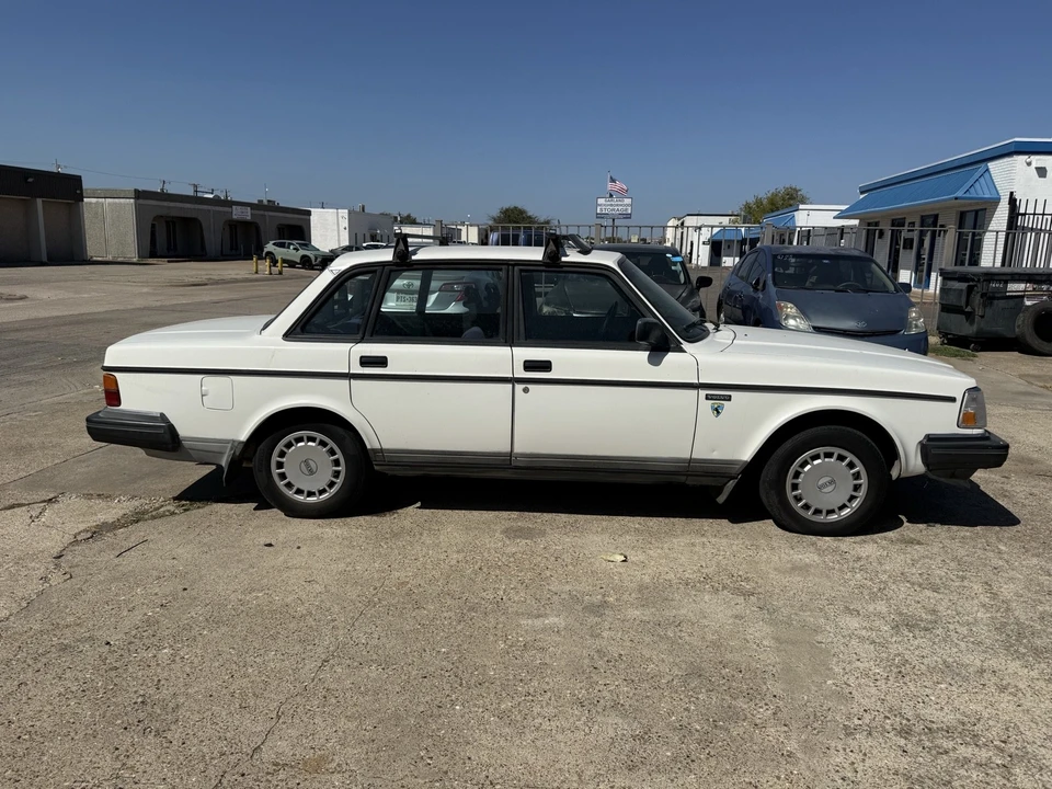 1992 Volvo 244 - Image 2 of 10