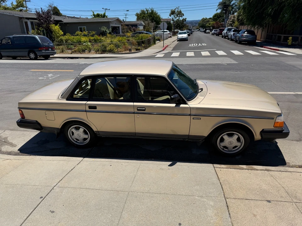 1992 Volvo 244 - Image 11 of 30