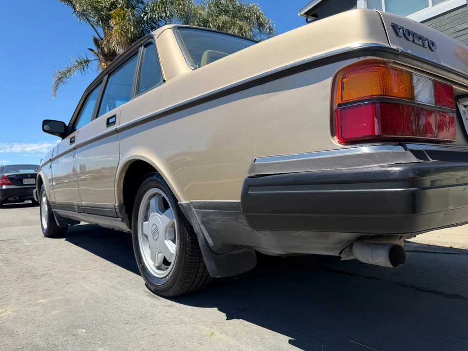 1992 Volvo 244 - Image 19 of 30
