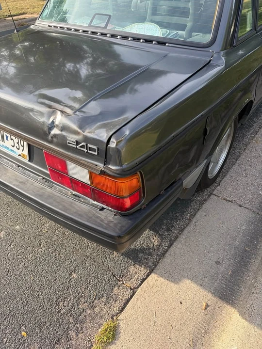 1992 Volvo 244 - Image 8 of 15