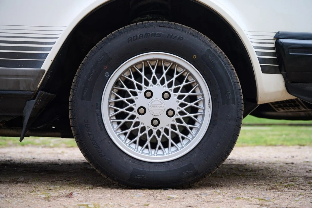 1992 Volvo 244 - Image 19 of 30