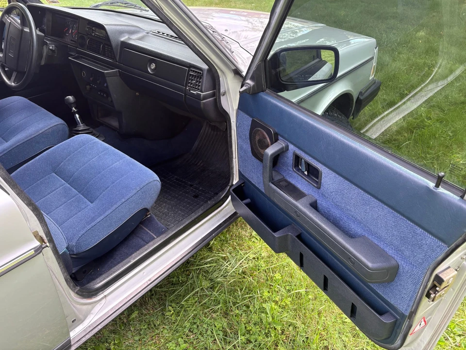 1992 Volvo 244 - Image 13 of 31