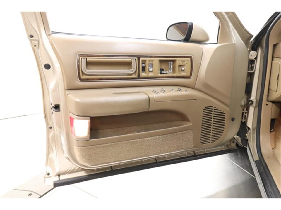 1993 Buick Roadmaster - Image 24 of 31