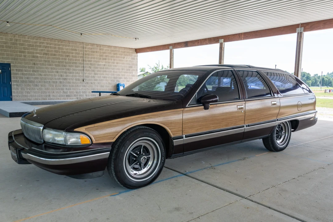 1993 Buick Roadmaster - Image 2 of 31