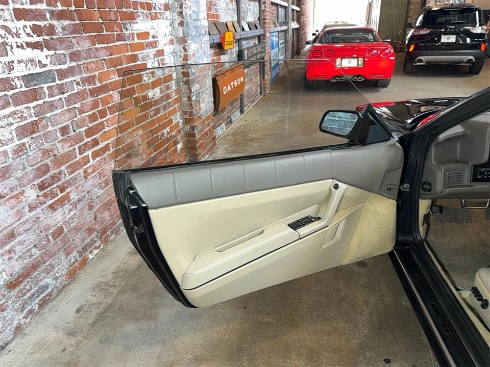 1993 Cadillac Allante - Image 11 of 31