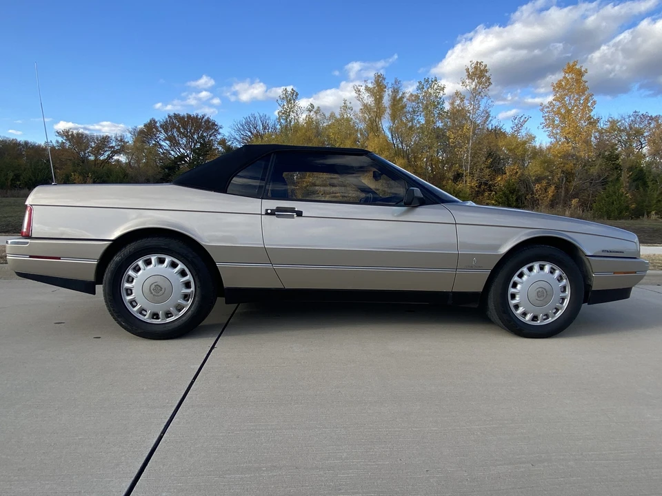 1993 Cadillac Allante - Image 11 of 31