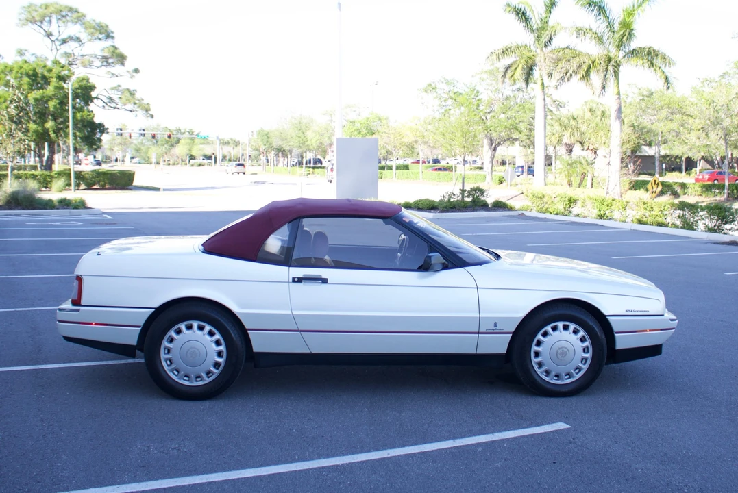 1993 Cadillac Allante - Image 11 of 31
