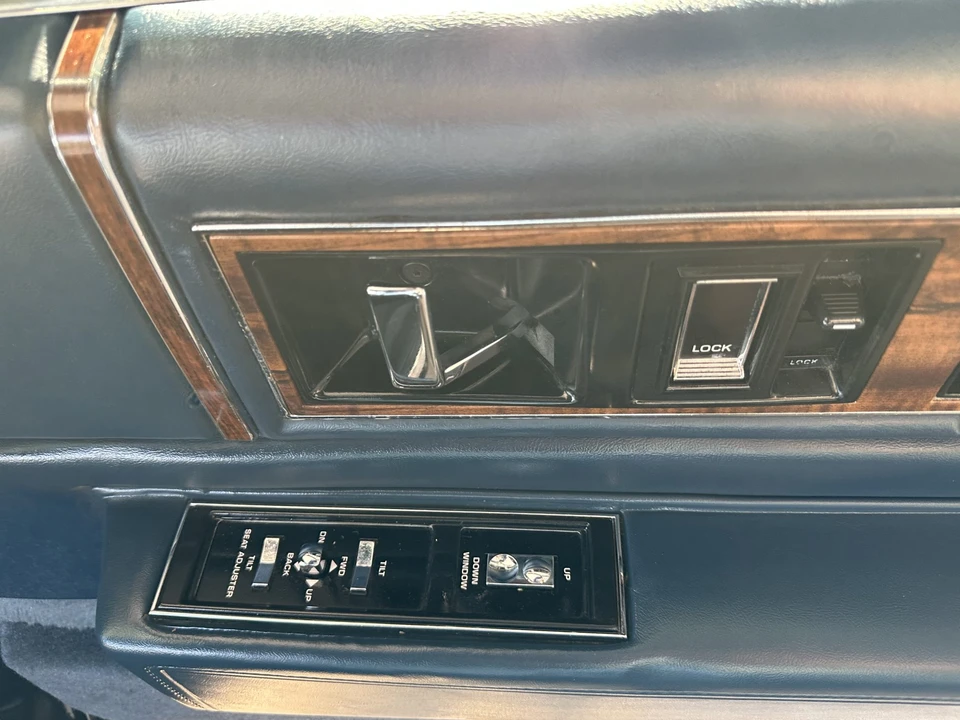 1993 Cadillac DeVille 7th Gen - Image 30 of 31