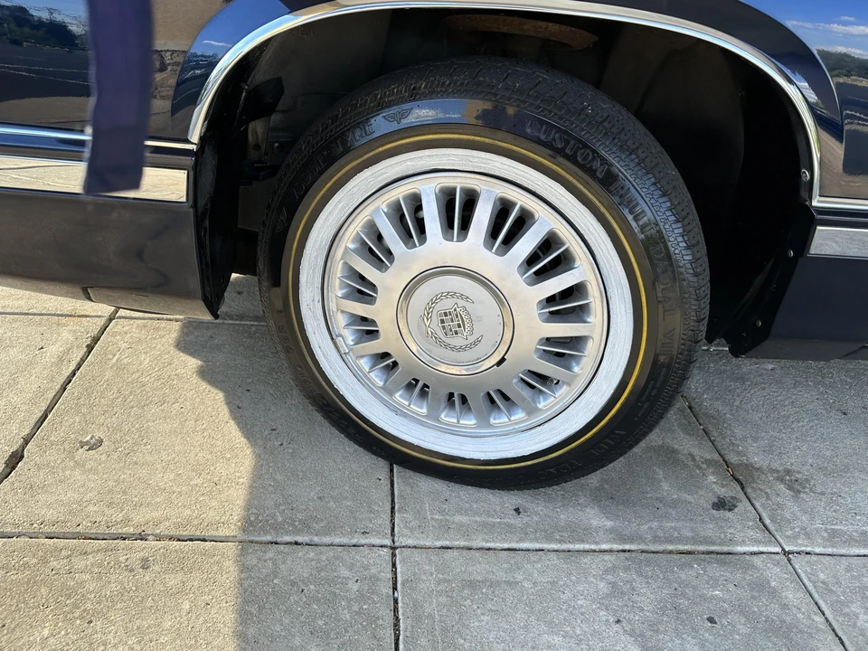 1993 Cadillac DeVille 7th Gen - Image 18 of 31