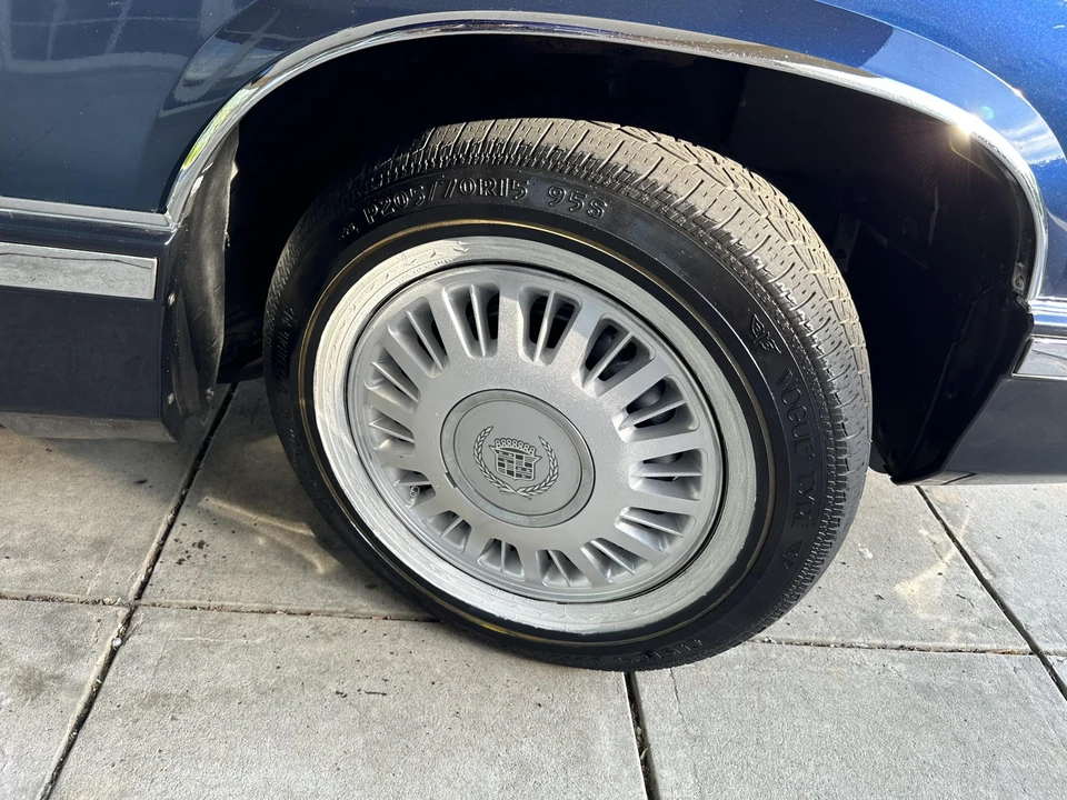 1993 Cadillac DeVille 7th Gen - Image 21 of 31