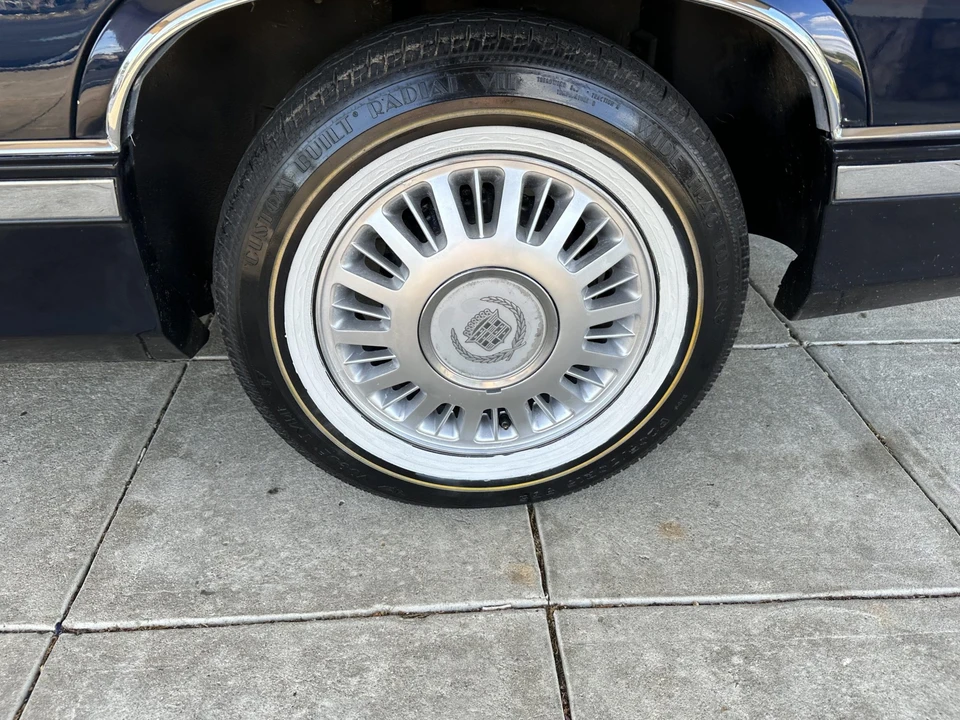 1993 Cadillac DeVille 7th Gen - Image 19 of 31