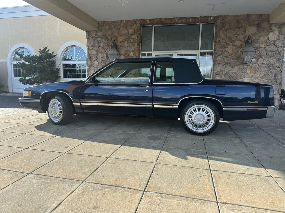 1993 Cadillac DeVille 7th Gen - Image 13 of 31