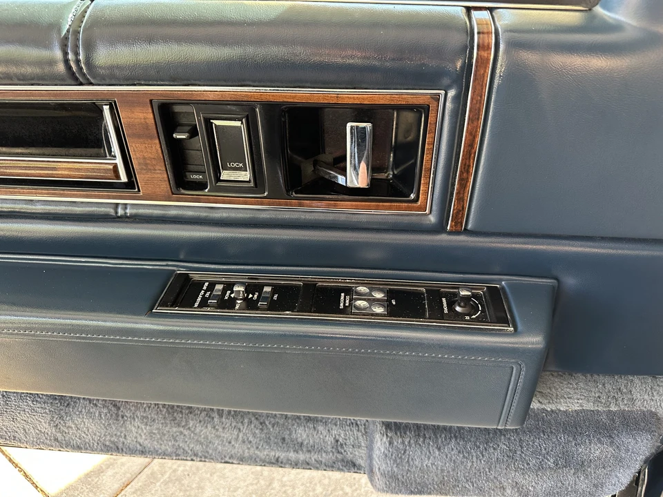 1993 Cadillac DeVille 7th Gen - Image 25 of 31