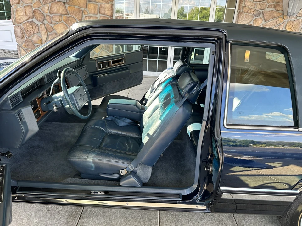 1993 Cadillac DeVille 7th Gen - Image 23 of 31