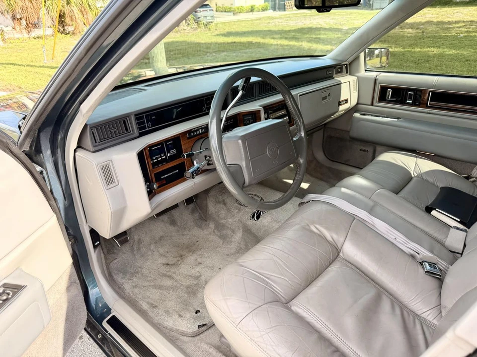 1993 Cadillac DeVille 6th Gen - Image 11 of 31
