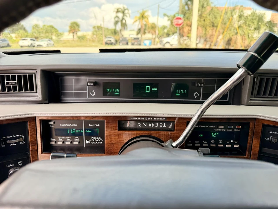 1993 Cadillac DeVille 6th Gen - Image 17 of 31