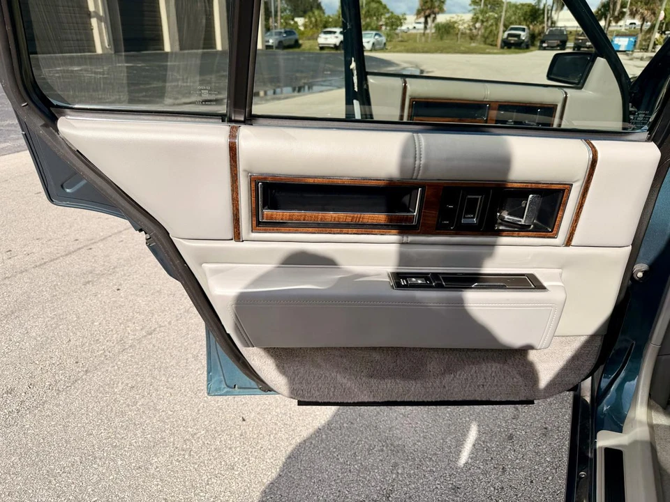 1993 Cadillac DeVille 6th Gen - Image 25 of 31