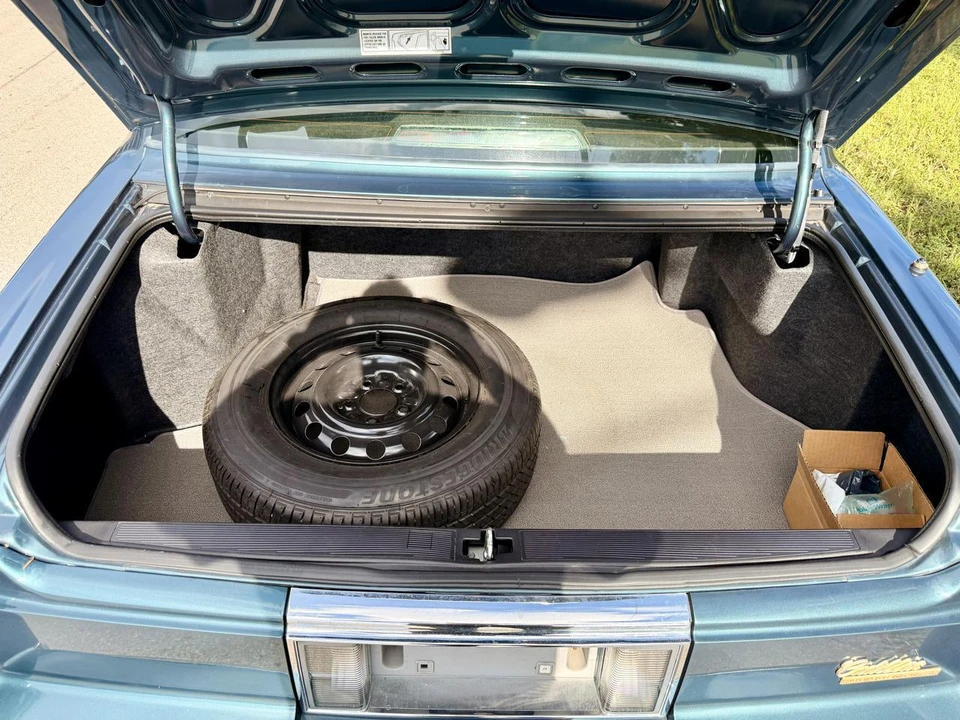 1993 Cadillac DeVille 6th Gen - Image 23 of 31