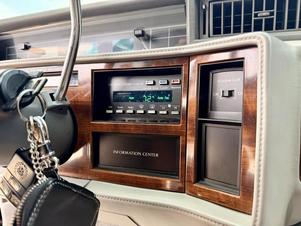 1993 Cadillac DeVille 6th Gen - Image 19 of 31