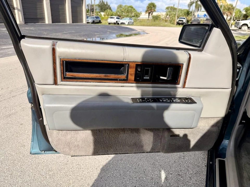 1993 Cadillac DeVille 6th Gen - Image 24 of 31